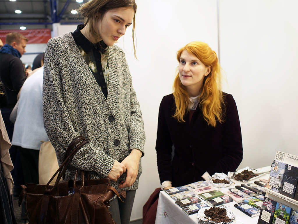 Šokoladų gamintoja Milda Daubarė stebi degustatorės reakciją Baltijos maisto ir gėrimų parodoje BAF'2015