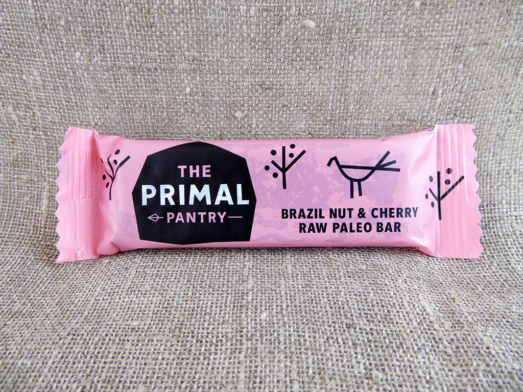 Batonėlis „The Primal Pantry: Brazil Nut & Cherry“ (Brazilinės bertoletijos ir vyšnios)