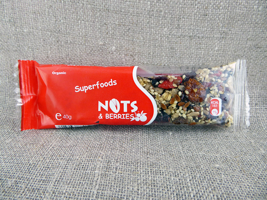 Batonėlis „Nuts & Berries: Superfoods“ (Su įvairiomis uogomis ir sėklomis)