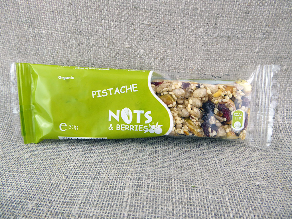 Batonėlis „Nuts & Berries: Pistache“ (Su uogomis ir pistacijomis)
