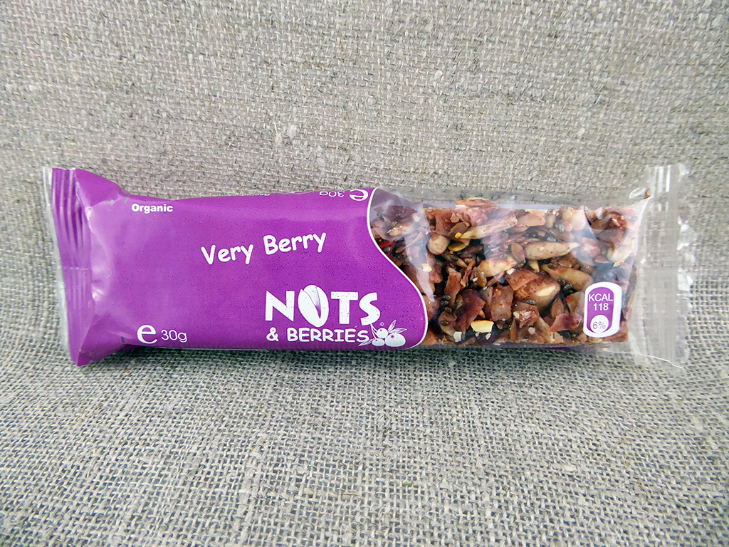 Batonėlis „Nuts & Berries: Very Berry“ (Su kokosų drožlėmis, uogomis ir riešutais)