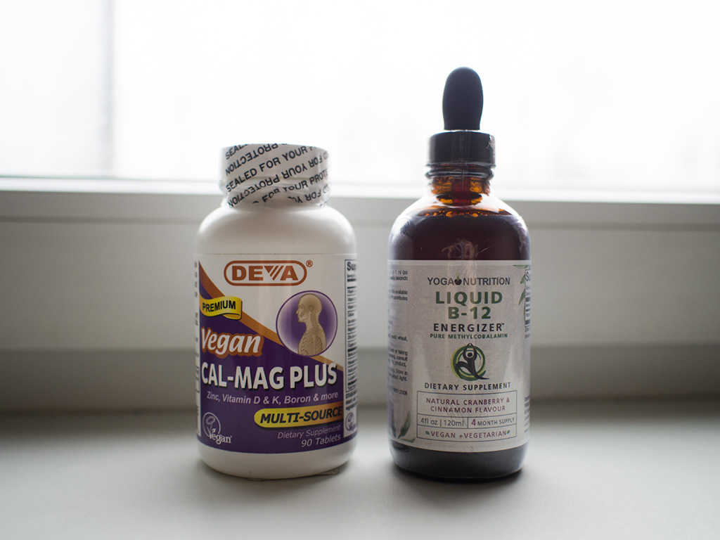 „Deva“ kalcis—magnis, „Yoga Nutrition“ vitaminas B-12 iš amazon.co.uk