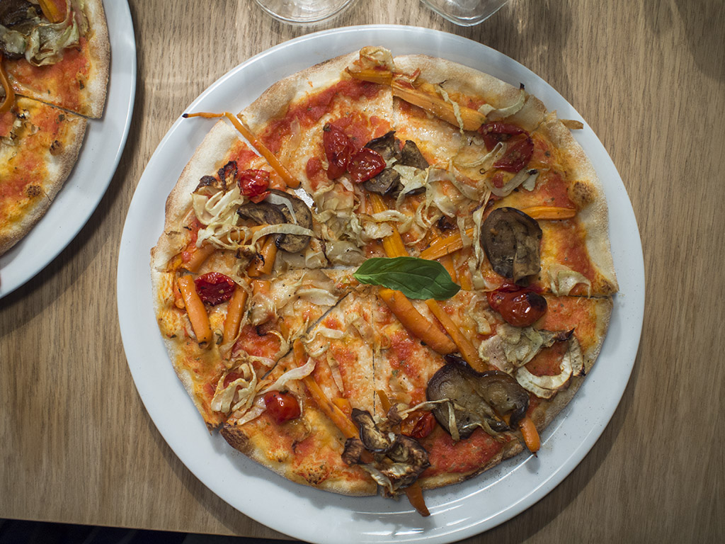 2017 m. kovo mėn. „Mėnesio pica“ (baklažanai, pankolis, morkos, vytinti pomidorai, raudonėlis) (turbūt skaniausia iš visų kada nors ragautų picų)