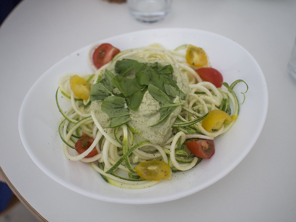 Cukinijų „spagečiai“ su anakardžių padažu, vynuoginiais pomidorais, 2.90 € (2017-08-01)